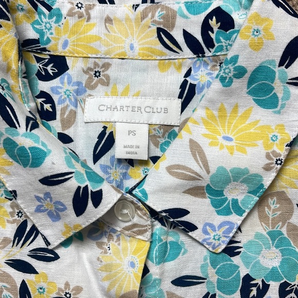 Charter Club woman’s floral button up top. Two front pockets.  Sleeves roll up. - Picture 4 of 13